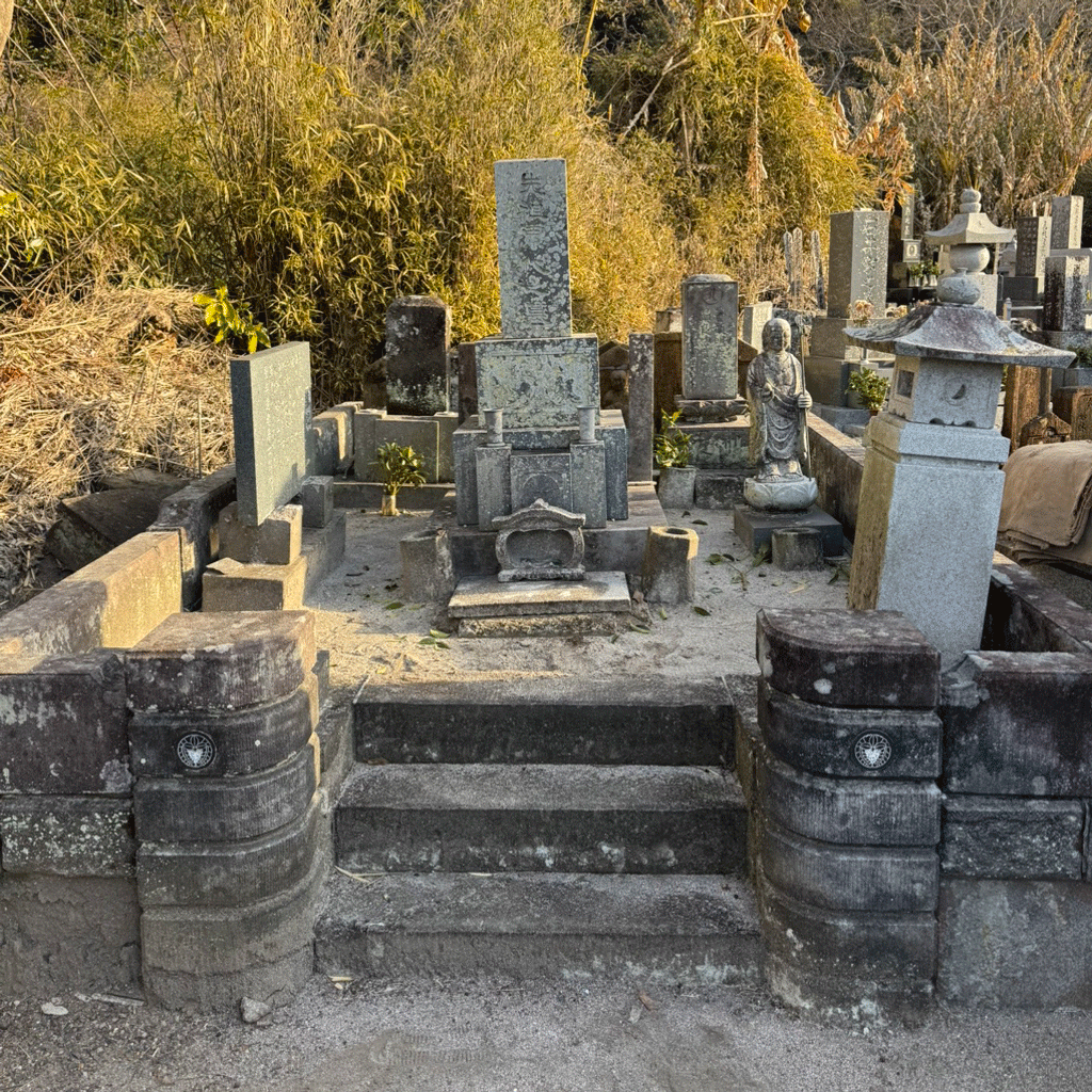 鴨川市
角田石材店
お墓リフォーム
お墓リフォーム施工前の墓地
墓石リフォーム前の状態
墓地の外構改修 前