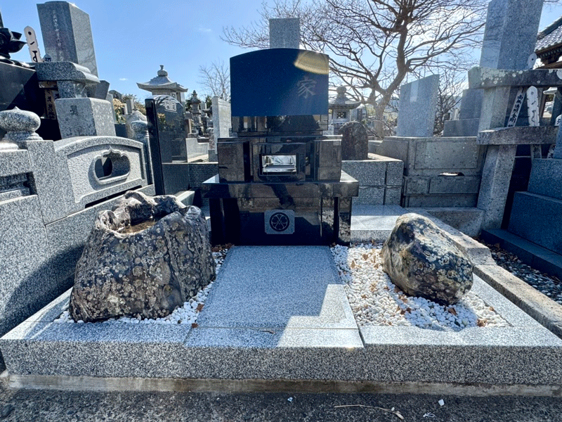 洋墓施工例
黒御影石を使用した洋風墓石に、自然石を左右に配置した個性的なデザイン墓