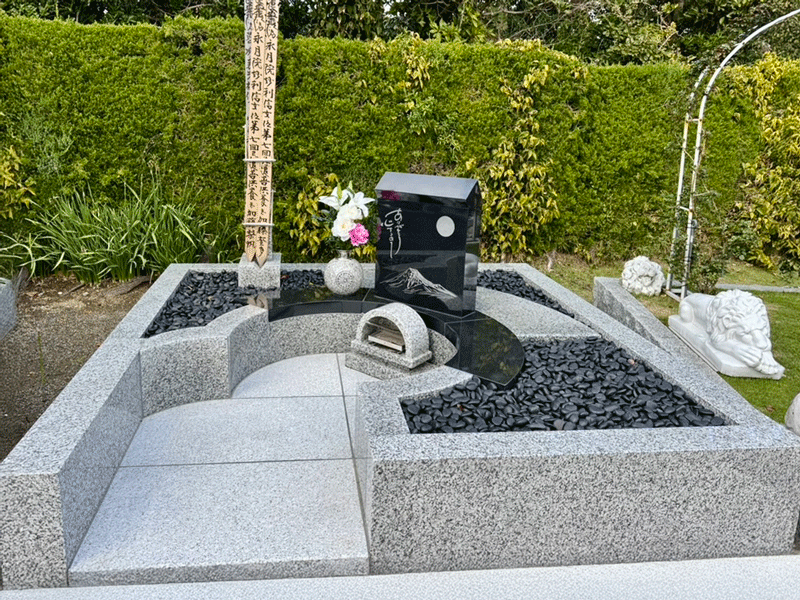 洋墓施工例
黒御影石の墓石と曲線デザインの参道が印象的な、洋風デザイン墓石